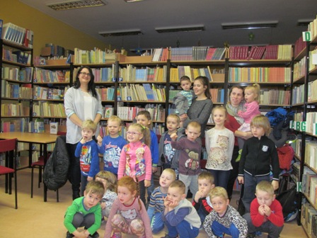 Leśny dzwoneczek w bibliotece szkolnej